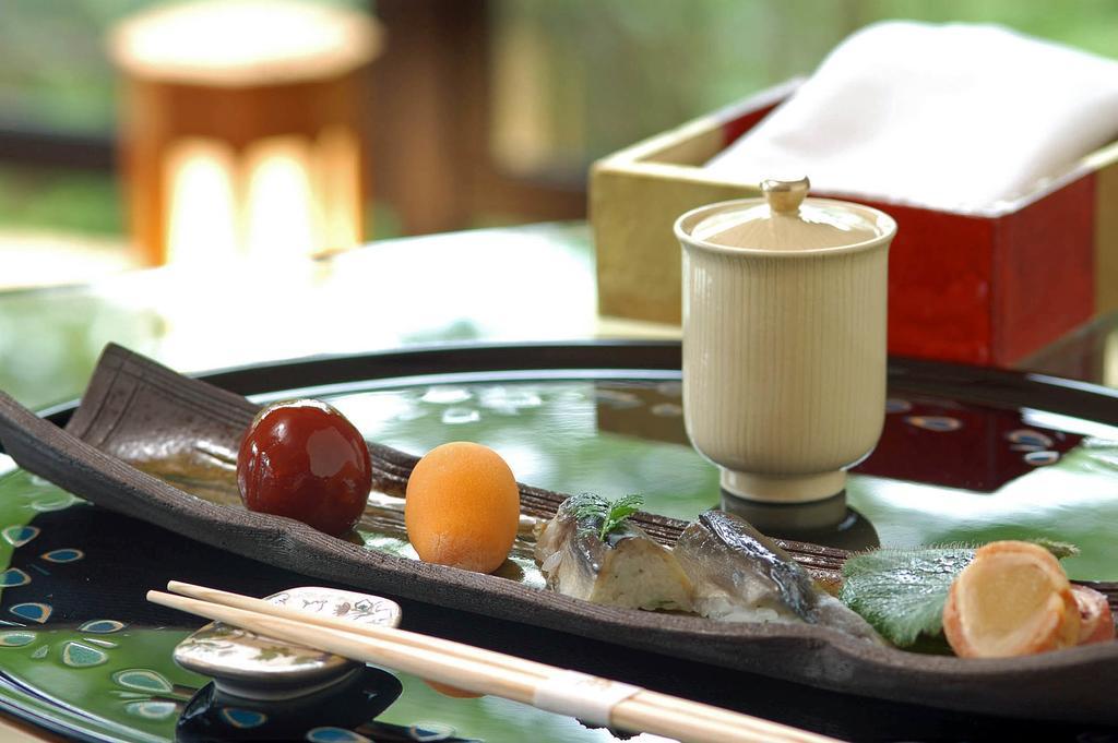 Отель Hakone Tokinoshizuku Экстерьер фото A sushi boat
