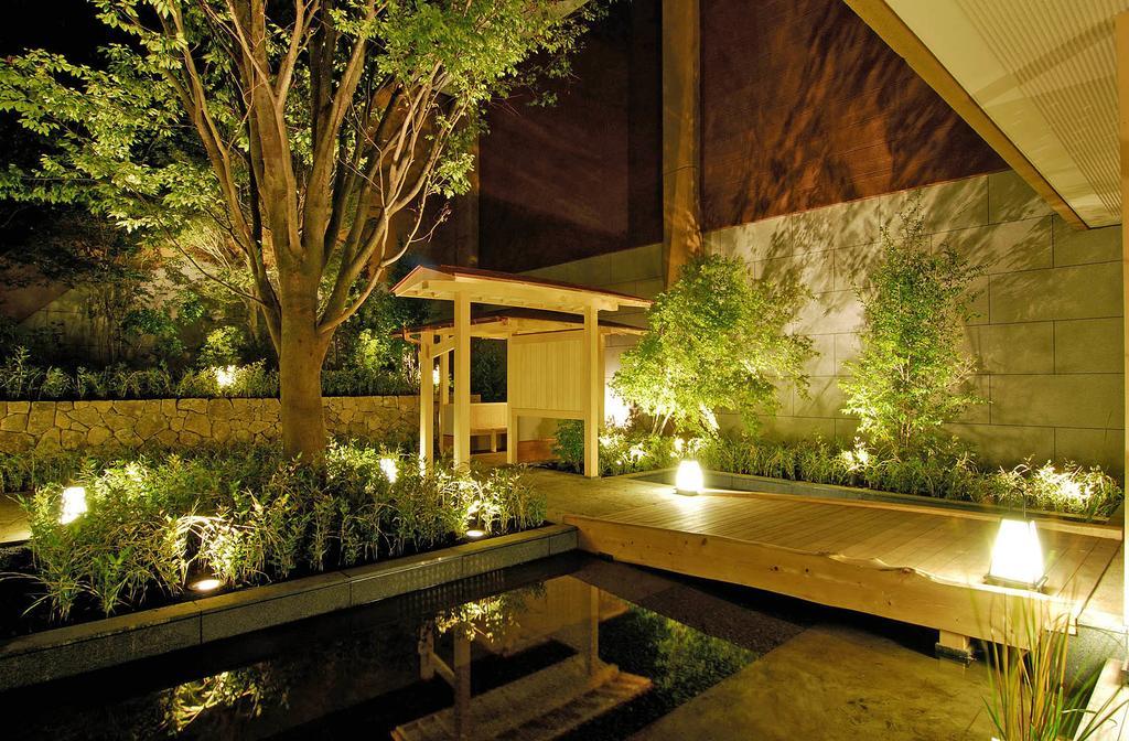 Отель Hakone Tokinoshizuku Экстерьер фото A Japanese garden at night